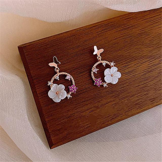 Runde Ohrringe mit Blüten und Schmetterling